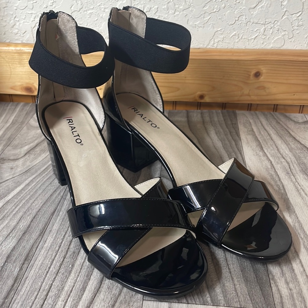 RIALTO SIZE 9 FAUX LEATHER ANKLE STRAP HEELS